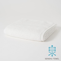 一條疊好的白色長纖迷你浴巾，質地柔軟，邊緣有精緻的縫線。右下角有藍色的「泉」字 Logo 和「SENSHU TOWEL」字樣。