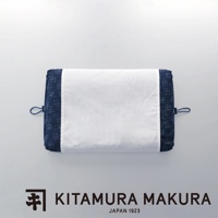 昭和懷舊可調式綁帶復古枕，採用藍色碎格紋布料與白色布料拼接，兩側有黑色細繩綁帶，軟管款設計。