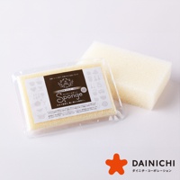 淺黃色海綿，其中一片包裝在透明塑膠盒中，盒上印有產品名稱「Sponge」及圖案。另一片海綿置於盒外，材質為細密氣孔的合成纖維。