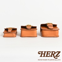 三款不同尺寸的棕色皮革腰袋，皆為方形設計，採用黃銅色金屬扣環，風格經典，質感紮實。