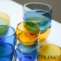 LAGOM 清透復古圓潤玻璃杯，採用漸層色彩設計，包含藍色、黃色和綠色。玻璃材質，杯身圓潤，質感通透，營造出復古的視覺效果。