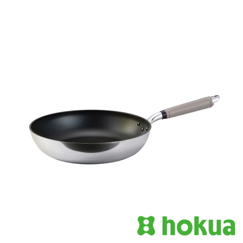 銀色金屬鍋身，黑色不沾塗層內裡，搭配淺灰色木質手柄的30公分炒鍋。