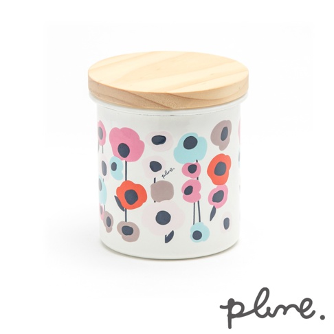 一個白色琺瑯儲物罐，表面印有粉紅、橘紅、淺藍、灰褐色和深藍色調的花朵圖案，搭配圓形淺木色木蓋。