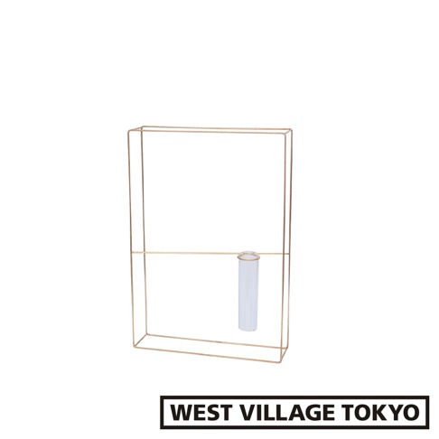 黃銅書本造型掛擺兩用花器，由細緻的黃銅線條構成書本造型框架，內含一支透明玻璃試管，可供插花或種植水耕植物。