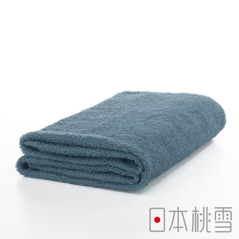 藍色今治飯店浴巾，材質柔軟，質感蓬鬆，整齊對折於白色背景上。