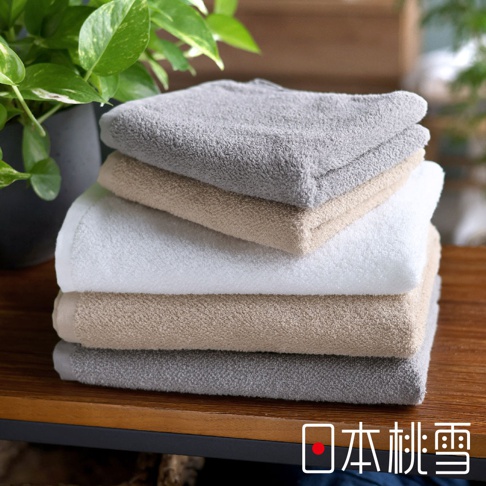 堆疊的毛巾，由上至下顏色為淺灰、米褐、純白、米褐、深灰。毛巾質地輕薄，呈現柔軟的觸感。