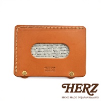 日本HERZ品牌手工皮革卡夾，棕色，配有黃銅釦，中央壓印品牌標誌及產地字樣。