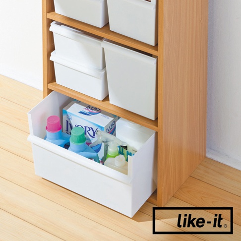 可堆疊寬型整理收納盒(低款) JTR-02，白色塑膠材質，抽屜式設計，內含洗衣精、清潔劑及噴瓶等清潔用品。