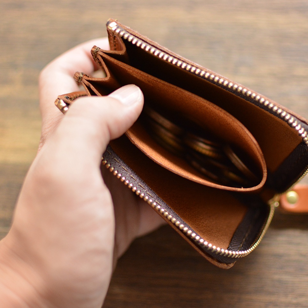職人手作棕色皮革Organ口袋拉鍊短夾，內部有夾層，裝有硬幣。