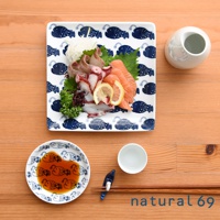 cocomarine × Janke 方形餐盤，白色陶瓷盤面印有藍色卡通魚圖案，盤中盛放著生魚片、章魚、檸檬片與芝麻葉。