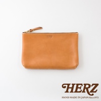 職人手作皮革長方形拉鍊收納包，呈現自然棕色，採用高品質皮革製成，配有金色拉鍊和同色系皮革拉環，簡約實用。