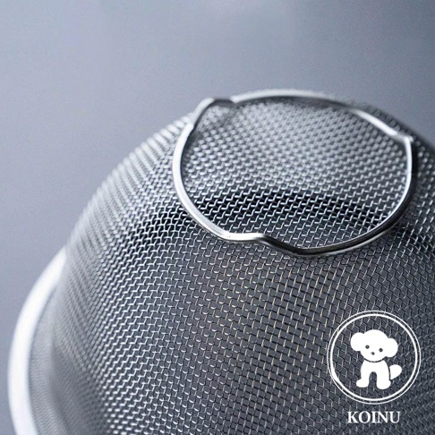 不鏽鋼濾水網，網孔細密，帶有圓形提手，材質為銀色金屬。