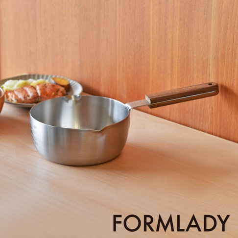 日製小泉誠ambai雪平鍋，18-8不鏽鋼材質，三層底設計，配有木質手柄，鍋身銀色，帶有刻度標示。