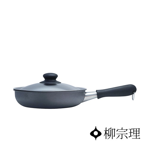 灰色雙網紋單手鐵鍋，附有黑色手柄和圓形鍋蓋，鍋蓋中央有黑色圓形把手，鍋柄末端有掛環。