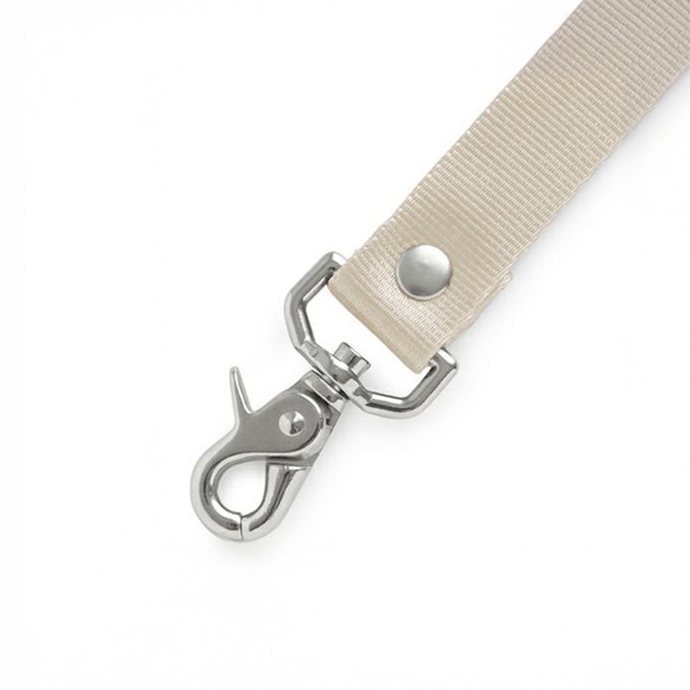 米色寬肩帶配備銀色金屬鉤扣和固定鈕扣