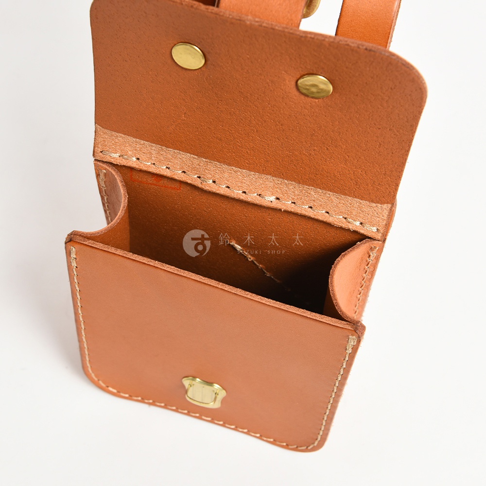 職人手作皮革經典腰袋，採用天然皮革材質，呈現溫潤的棕褐色。袋身設計簡約，設有翻蓋及金屬釦，內部空間可見縫線細節，整體質感樸實。