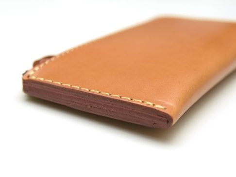 職人手作皮革L型拉鍊長夾 (WL-3)，淺棕色牛皮材質，邊緣以米色線縫製，呈現簡潔俐落的L型設計。