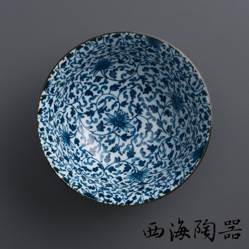 陶瓷粥碗，內壁飾有經典青花纏枝蓮紋，藍色花卉與卷葉圖案佈滿碗身，碗緣有細緻的金屬鑲邊。