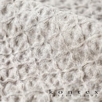 淺灰色棉麻混紡方巾，帶有明顯的鬆餅格紋織紋，材質柔軟，質地清晰可見。