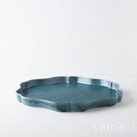 藍色美濃燒花型甜點盤，表面有細膩的格紋紋理，盤緣呈現波浪狀，材質為陶瓷。