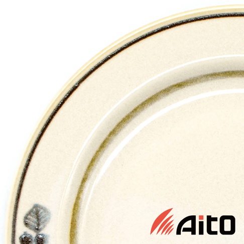 米色美濃燒甜點盤，邊緣有黑色線條裝飾，盤面有葉子與漿果圖案，呈現復古溫潤質感。