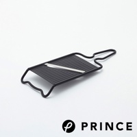 黑色雙刃切片器，採用金屬材質，設有紋理的切面和一個方便握持的彎曲手柄。