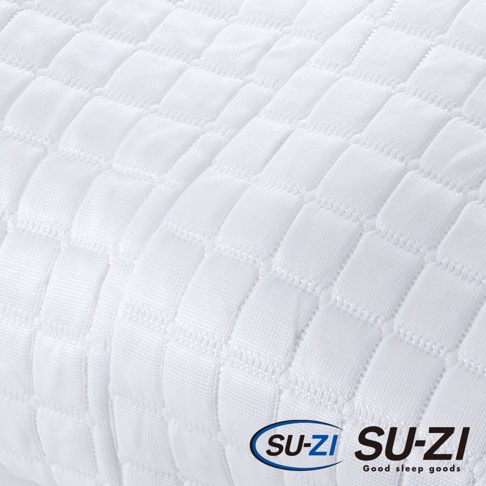白色菱格紋涼感枕套，材質柔軟，帶有品牌標誌 SU-ZI。