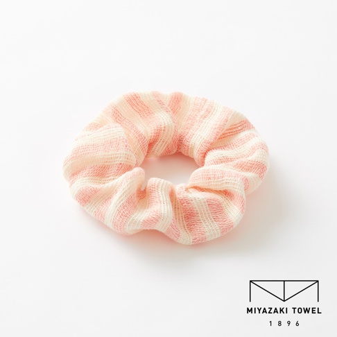 今治有機匹馬棉雙色彈力髮圈，採用粉色與米白色條紋設計，材質輕柔有彈性。