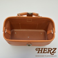 職人手作皮革長型迷你醫生包，呈現原色皮革，結構紮實，內有隔層，配有金屬鎖扣與提把。