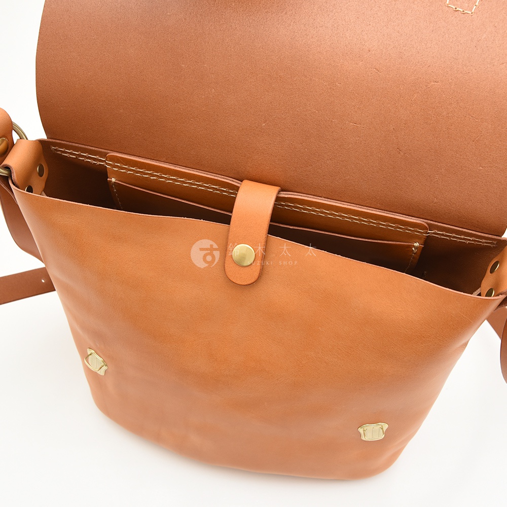 日本HERZ職人手作皮革雙扣旅行郵差包，棕色皮革，展示包包內部結構和雙插釦細節