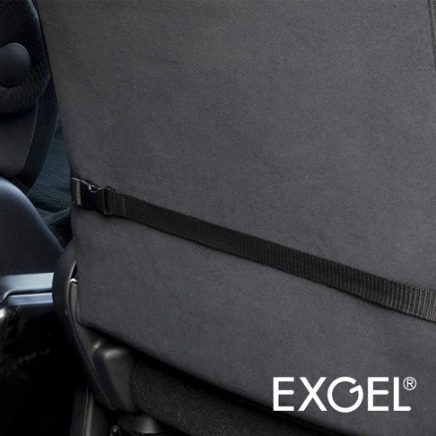 黑色汽車腰墊，側面有可調節的黑色綁帶和扣環，材質為透氣布料，下方可見汽車座椅底部。