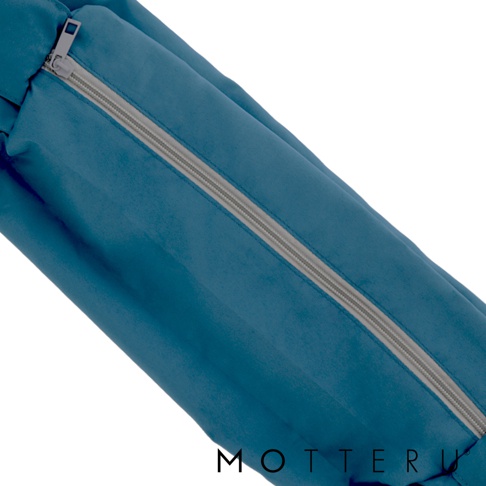 深藍色輕時尚摺疊保冷肩背袋，特寫拉鍊細節，材質呈現細緻紋理。