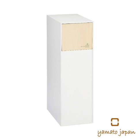白色前開式隙縫可堆疊垃圾桶，頂部為淺木紋面板，設有品牌標誌。
