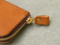 職人手作皮革Organ全包式拉鍊卡片鑰匙包 (GS-60)，採用棕褐色皮革，搭配深棕色拉鍊和金色金屬拉頭，以及一個小巧的皮革拉環。