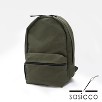 一款墨綠色三河木綿刺子織後背包，具有經典的後背包造型，正面有一個拉鍊口袋，整體紋理清晰。