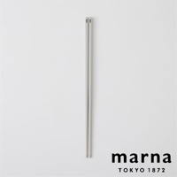 marna TOKYO 1872 標誌旁的灰色矽膠長筷