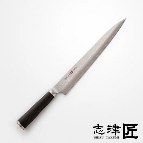 都 / Yanagiba 生魚片刀，刀刃呈銀白色，帶有獨特的紋路，刀柄為深棕色木質，搭配銀色金屬握環。