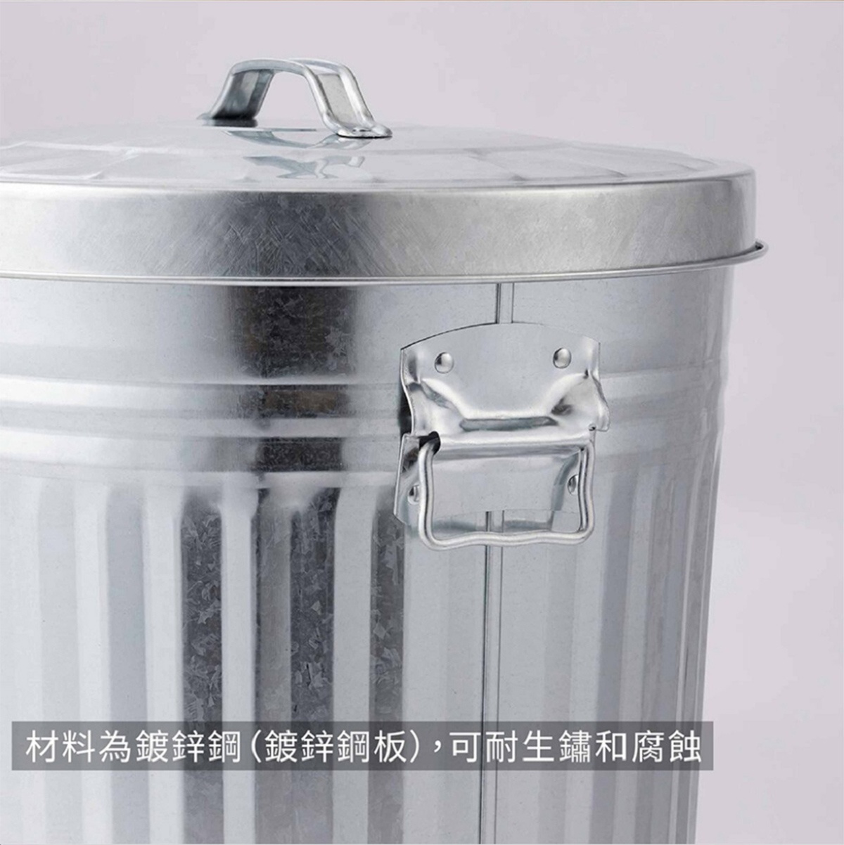 鍍鋅鋼板製成的日式垃圾桶，帶有提把和扣環，強調耐鏽蝕和耐腐蝕的材質特性