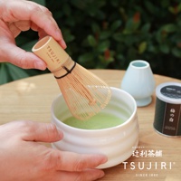 抹茶專用茶刷，由天然竹子製成，擁有淺木色竹柄，上面印有「TSUJIRI SINCE 1860」字樣。茶刷末端為細密的竹籤，用於攪拌抹茶。