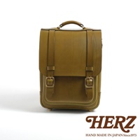 職人手作皮革小學生書包，橄欖綠色，採用天然皮革製成，設有雙皮帶扣和頂部提把。