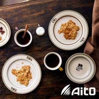 Anyware 美濃燒葉紋復古溫潤小碗，碗盤為白色陶瓷，飾有棕色及淺藍色葉紋與花紋，搭配咖啡、杏仁脆片與牛奶壺，呈現溫馨的下午茶氛圍。