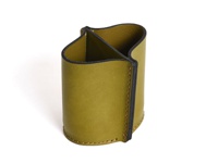 職人手作皮革分隔筆筒，橄欖綠色，由真皮製成，有兩個分隔空間，邊緣以車縫線裝飾。