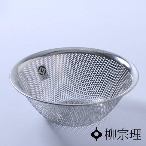 柳宗理 19cm 不鏽鋼瀝水盆，採用圓形漏網設計，表面均勻分布細密沖孔，邊緣光滑圓潤，整體呈現簡約的金屬質感，盆體內側貼有 Good Design Award 獲獎標籤，右下方並標有柳宗理品牌名稱與標誌。