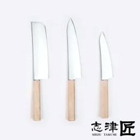 三把不銹鋼刀具，刀刃閃亮，配有淺木色手柄。從左至右分別為一把刀頭呈方形的萬用刀、一把刀尖銳利的Santoku刀，以及一把較小的Santoku刀。