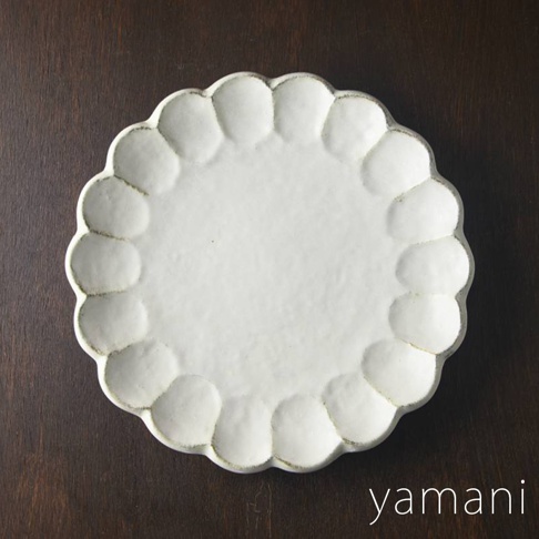 一個 27 公分、白色、帶有「六魯粉引花型」設計的陶瓷主食盤，邊緣有明顯的輪廓和細緻的紋理。