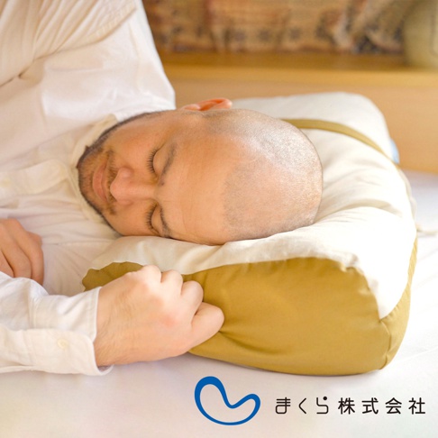 JOURNEY 旅行便攜枕，U型設計，外層為米白色帆布材質，內層為淺棕色織物，可調節綁帶，適合旅行時提供頸部支撐。