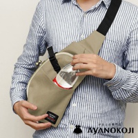 一位男士身穿條紋襯衫，斜背一個卡其色口金斜背包，包包側邊的口袋裡放著一瓶水，背包底部有一個寫著 AYANOKOJI KYOTO JAPAN 的標籤。