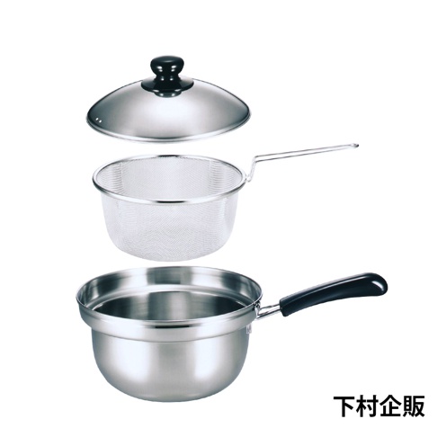 不鏽鋼防溢汆燙鍋，附有細網濾籃和玻璃鍋蓋，鍋身與濾籃皆為銀色不鏽鋼材質，鍋柄為黑色。