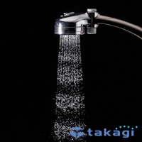 具光澤銀色表面、金屬材質的 Air beat 拍打按摩蓮蓬頭，正從出水口噴出大量細緻水流，水柱在空中形成豐富的水珠。