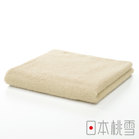 一條淺米色精梳棉飯店毛巾，材質柔軟，毛圈蓬鬆，呈現簡潔的折疊狀態，背景為純白色。